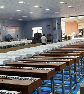 Seorang Paman Memainkan Piano Listrik Sambil Menjual Sayuran.